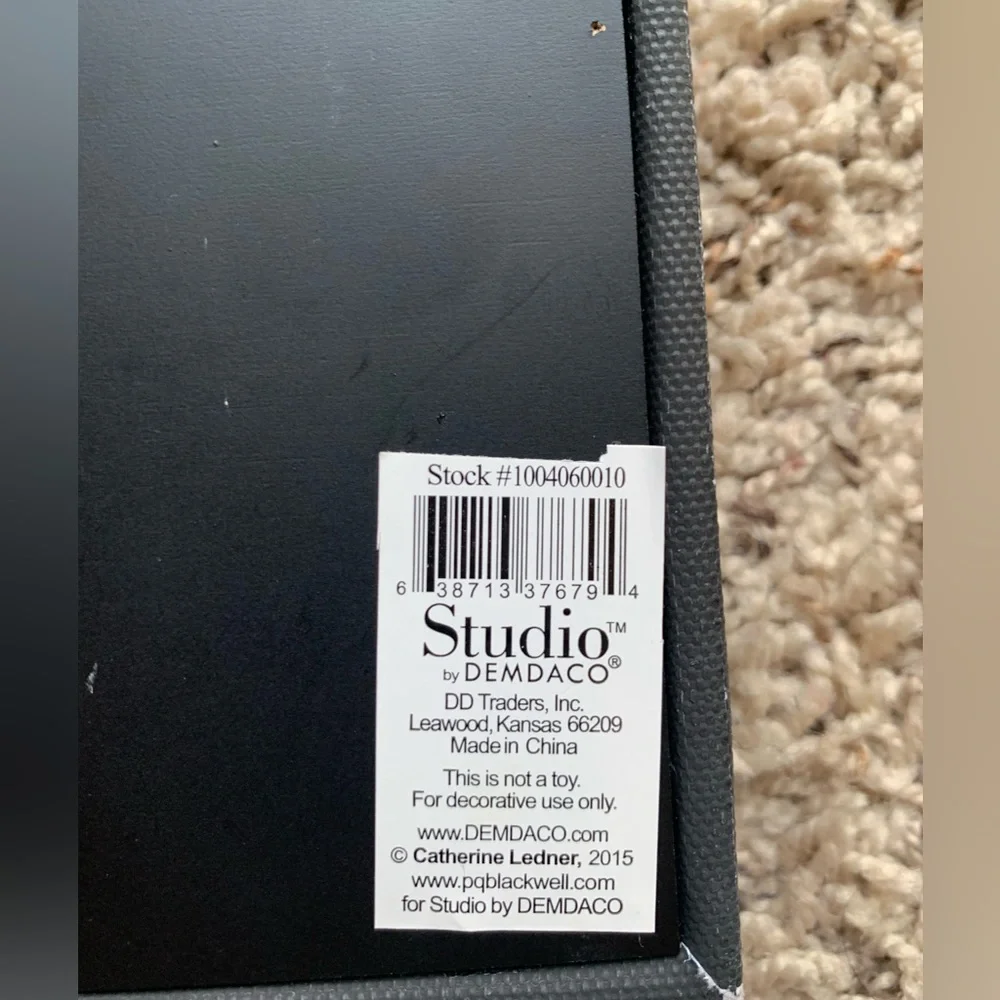 STUDIO BY DEMDACO “Queen Of Everything” Puppy Wall Frame Never Used